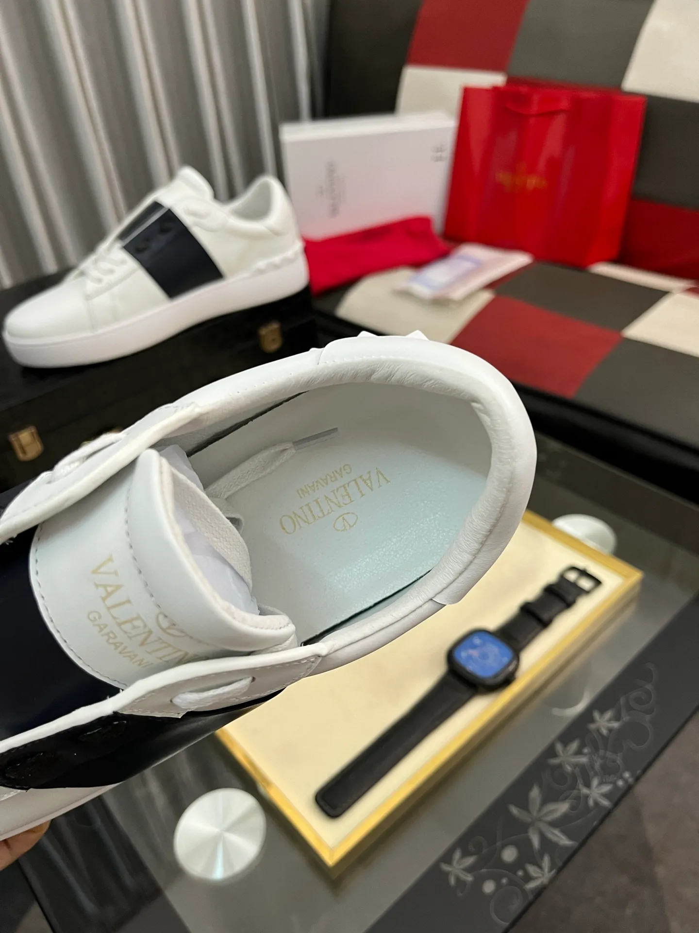 Men's shoes💰420⌚️⌚️Valentino white shoes⚡️Original replicas are coming👉Many pictures of the feet of Internet celebrities🔥Authentic Hong Kong purchased for HKD 5,500⚠️All parts are genuine molds, refuse to look at pictures to make goods👊The upper is made of top-grained cowhide➕3D printed. Water-dyed cow lining inside + cowhide feet, code number: 38-44